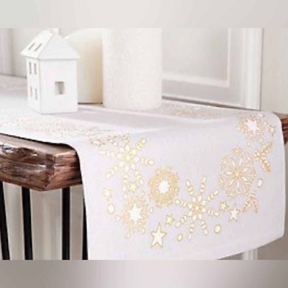 martha stewart holiday reversible snowflake table runner